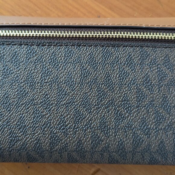 Michael Kors large wallet - NEW - Picture 2 of 4